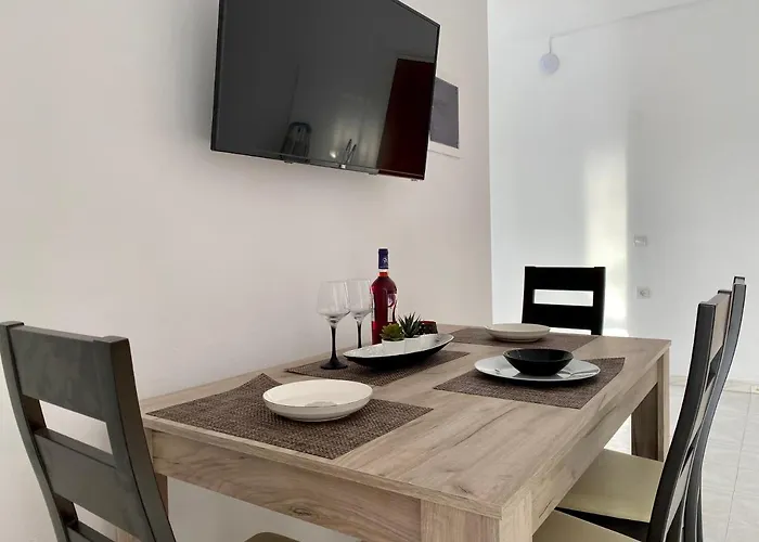 Central, Sunny & Spacious In - No 1 * Kos-stad