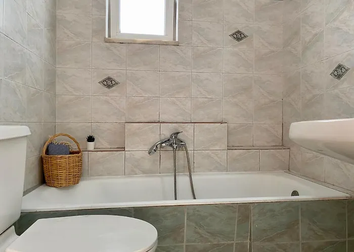 Central, Sunny & Spacious In - No 1 דירה *