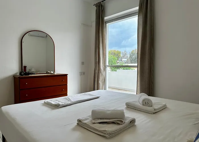 Central, Sunny & Spacious In - No 1 *